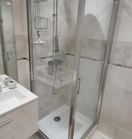 Le Lodge, T2 Classe 3 Etoiles Avec Jardin, Parking, Piscine & A 2 Pas Menton
