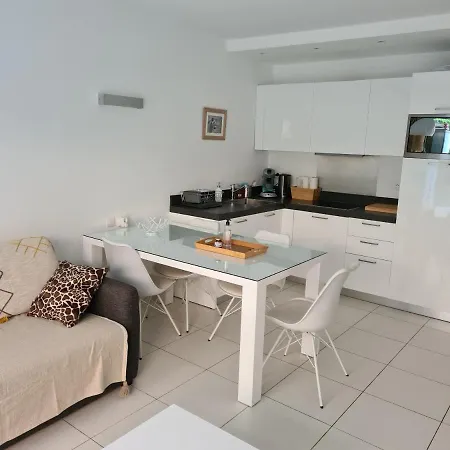 Apartment Le Lodge, T2 Classe 3 Etoiles Avec Jardin, Parking, Piscine & A 2 Pas Menton